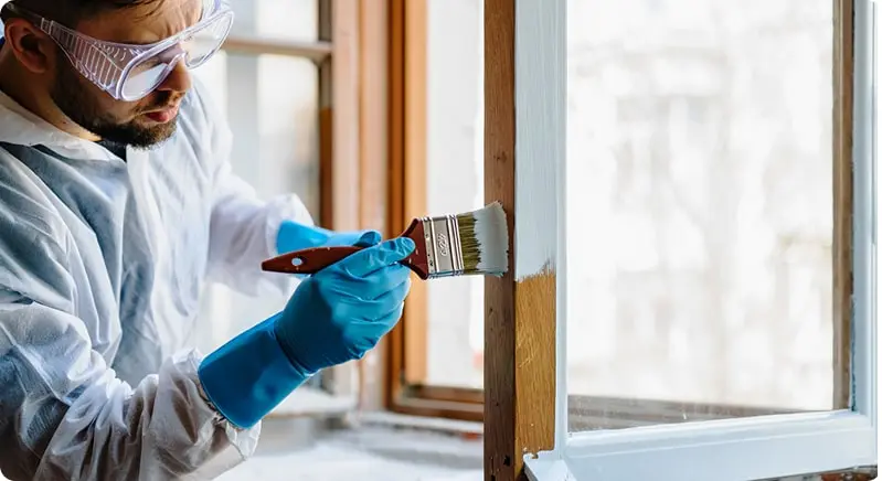 Pintar ventanas no solo actualiza el aspecto de tu hogar, sino que también prolonga la vida útil de las estructuras de madera.